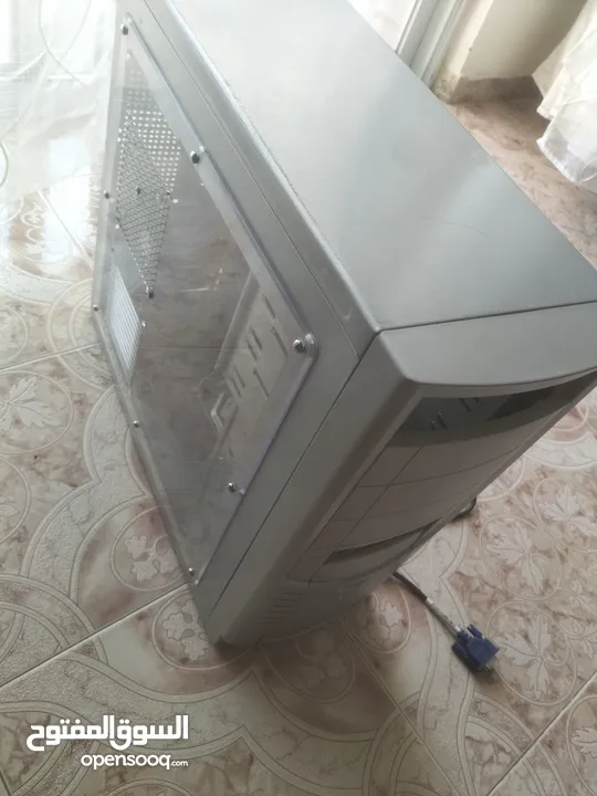 كمبيوتر قديم للبيع بس ناقصه كرت شاشه معو كيبل تشغيل و مع كيس مرتب تشوف جواه زي الجيمنج بسعر رخيص