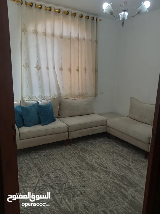 شقة سكنية للبيع في سحاب طابق ثاني مدخلين للشقة  قرب الجامع ابو بكر الصديق الحي الغربي
