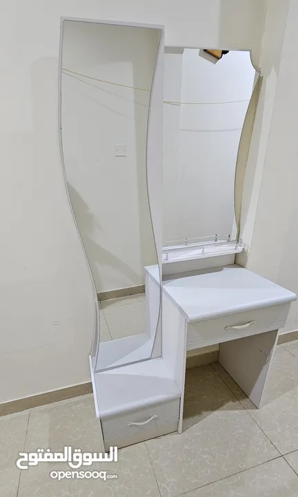 Dressing table with Mirror