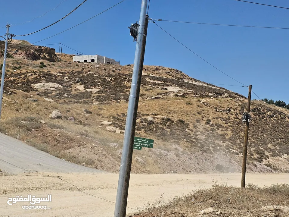 ارض في صافوط بالقرب من مدارس بناة الغد لها اطلالة وعلى شارعين بسعر مميز