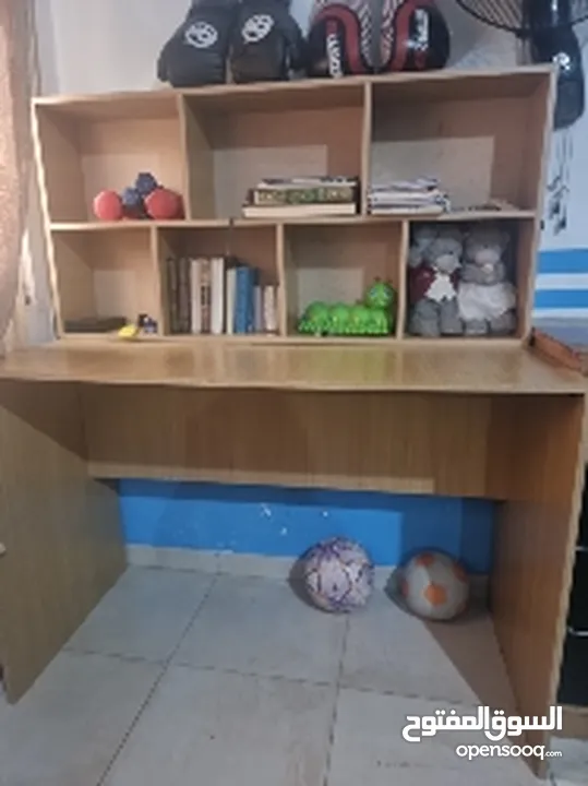 طاولة كمبيوتر للبيع