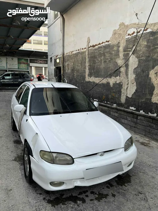 اكسنت 97 لون ابيض فيها ضربه بالجناح
