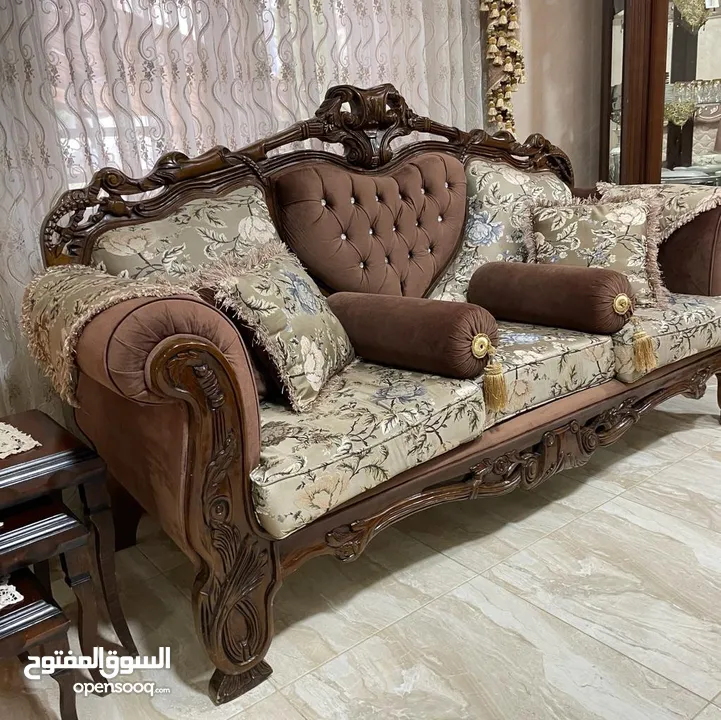 طقم كنب 7 مقاعد شبه جديد مع طربيزات