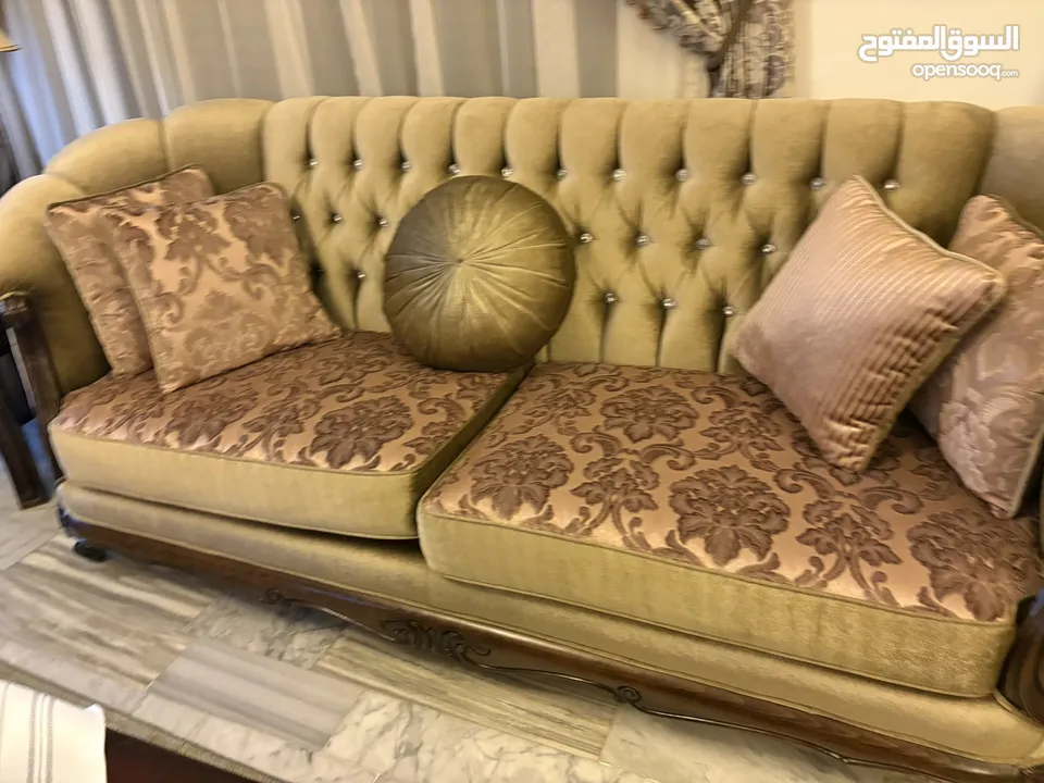 طقم كنب للبيع نضيف مع طاولات وسط 2 جانيه ومدخل مع مرايه للبيع