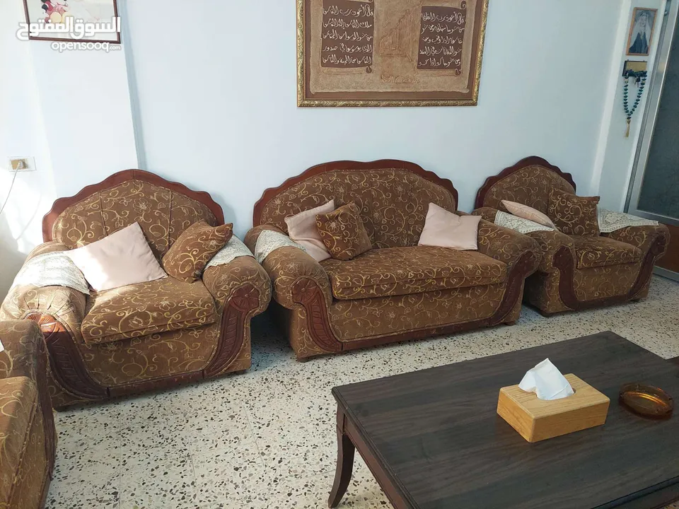 طقم سفرة  10 كراسي + طقم جلوس 7 مقاعد بحالة جيدة جدا + سجاد + طاولات جانبية