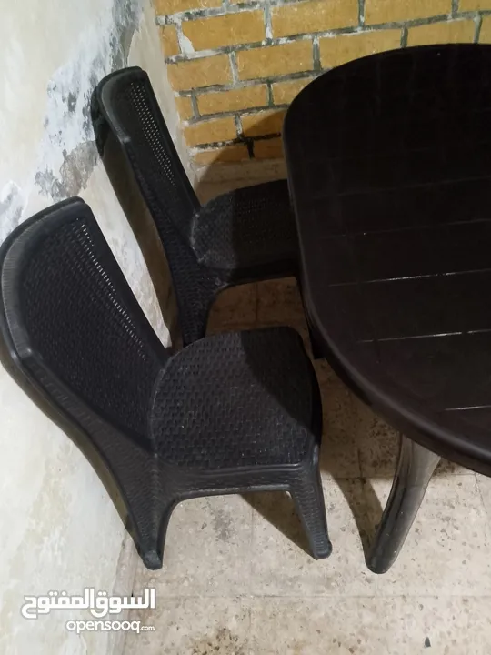 طاولة سفرة بحالة ممتازة النوع صانبة الأصلي مع اربع كراسي الأصليات