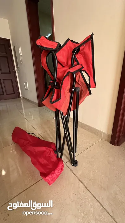 كرسي تخييم احمر جديد -"Red camping chair, new."