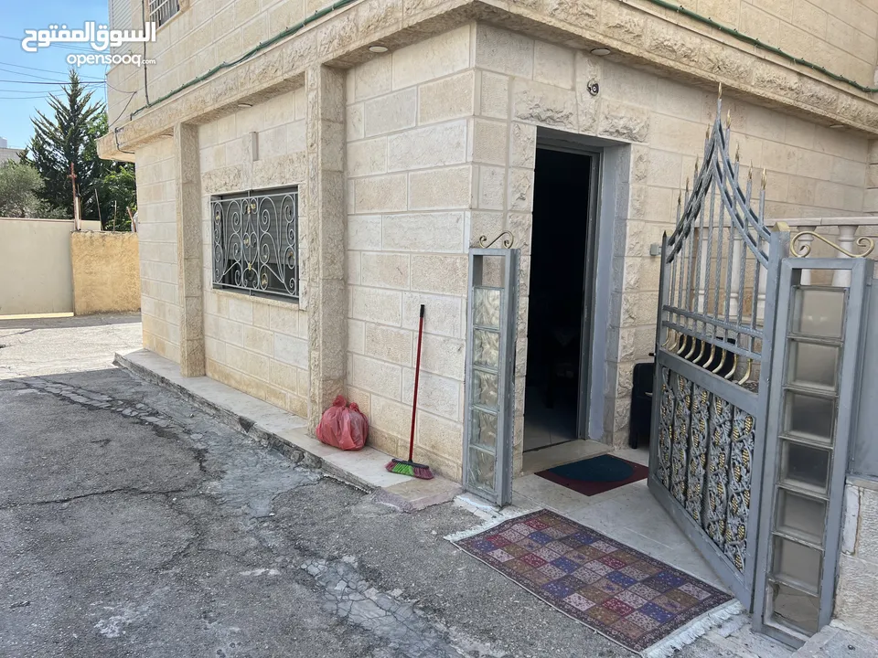 شقة للايجار مفروشة موجود موقف سياره طابق ارضي