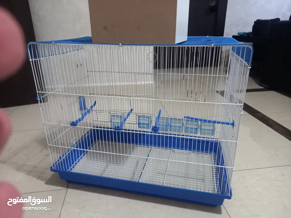 مطير كبير+حمام يمام  مع 8 معالف يصلح للعصافير واليمام وجميع طيور الزينه القفص بحاله ممتازه للبيع