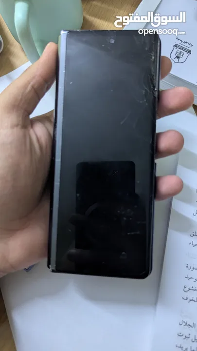 سامسونج زي فولد 2 مستعمل بحالة سيئة يستفاد منه قطع وشاشته الكبيرة سليمة
