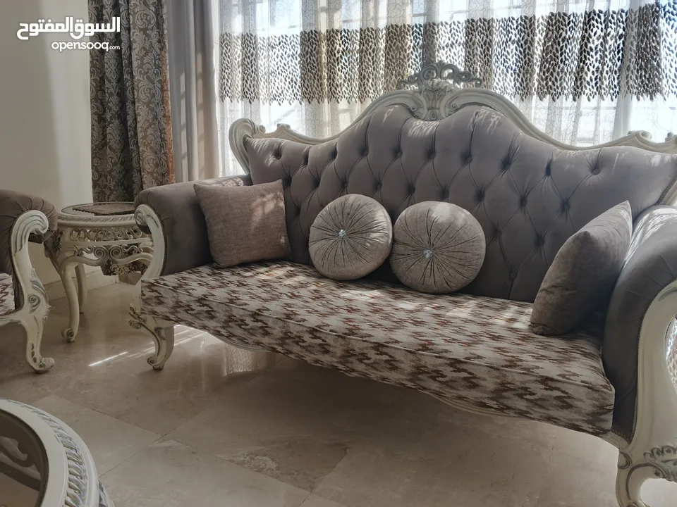 طقم كنب 7 مقاعد ، نيو كلاسيك مع طقم طاولات ، وغرفة سفرة فرنسي مع فضية وملحق ومراي ، بحالة ممتازة جدا