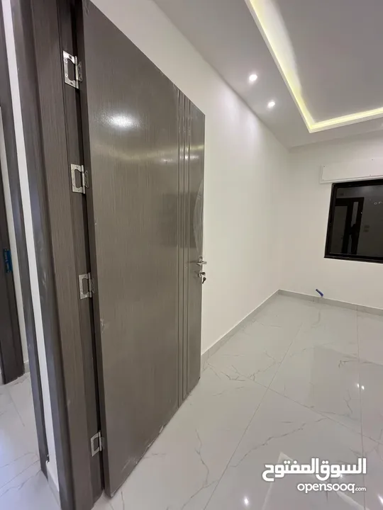 طابق اول تشطيب فخم خلف جامعة البتراء
