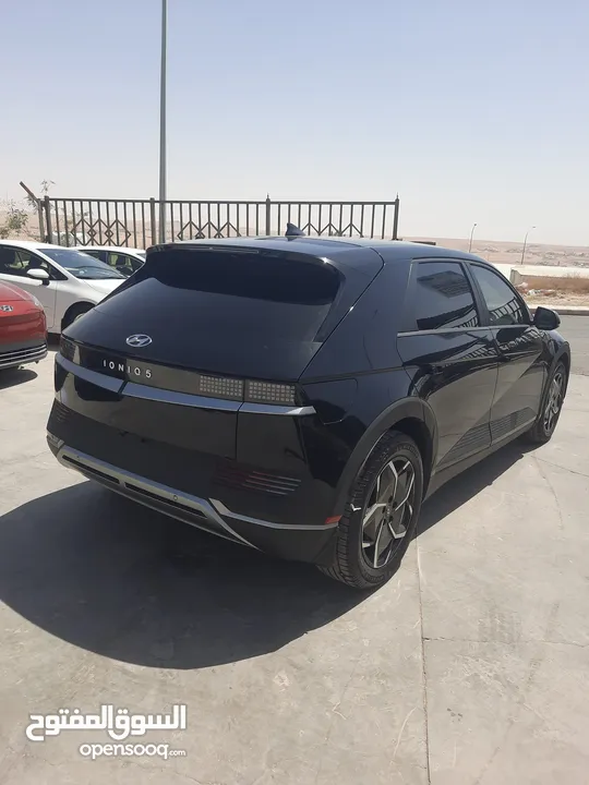 هونداي ايونيك 5 موديل 2023 لون اسود داخل ابيض فل الفل وعداد قليل