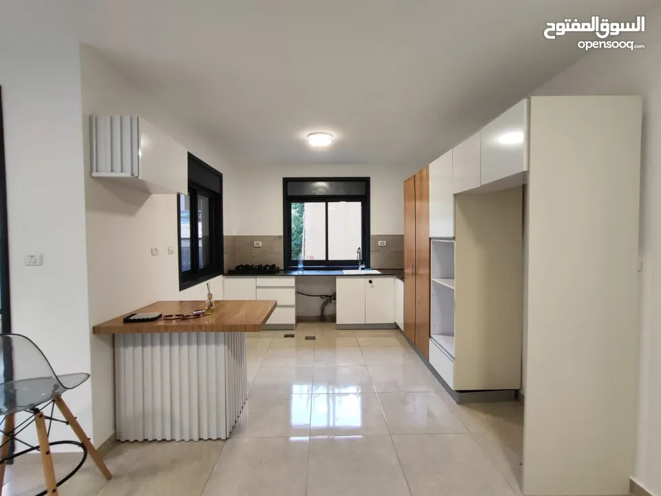 فرصة مميزة للإيجار – شقة جديدة بتشطيب راقٍ في الطيرة / رام الله