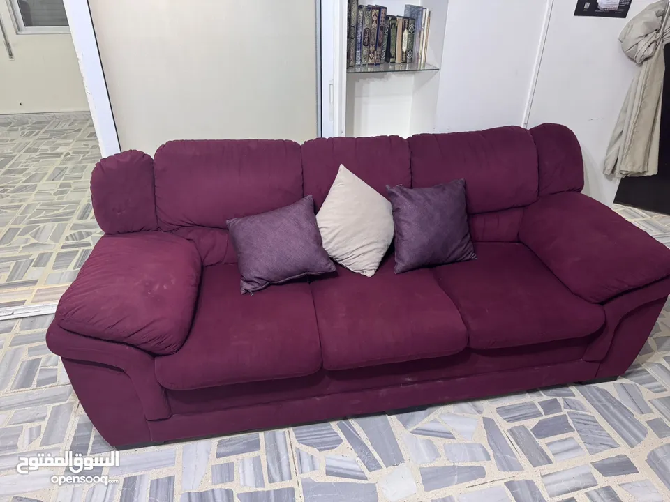 طقم كنب لون خمري بحالة جيده