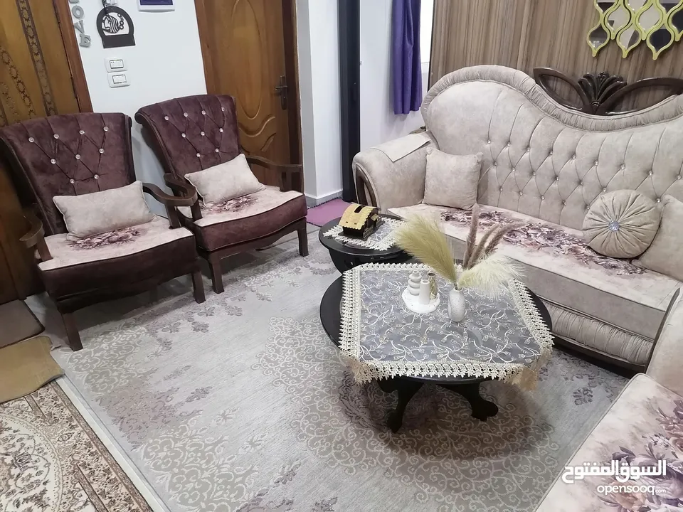 طقم كنب خشب زان تفصيل..7مقاعد او 9 مقاعد  لون بيج مورد شكله جميل جدآ والخشب لون بني..