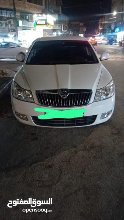سيارة سكودا اوكتافيا لون ابيض ناقل حركة يدودي لا يجود ضربات قوية او قص محرك شغال مية بالمية وكل شي