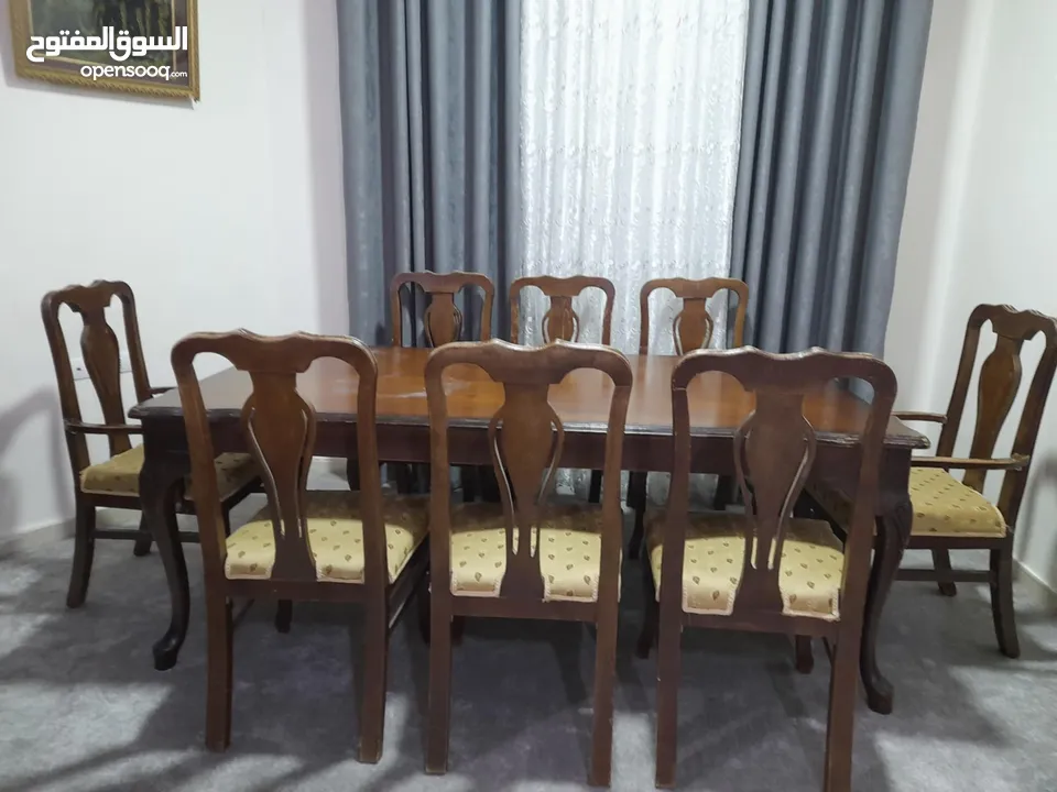 طاولة طعام خشب ثقيل