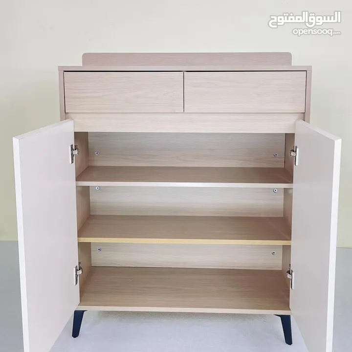 خزانة فاخرة بتصميم عصري أنيق ثلاثة دفات مصنوعة من خشب عالي الجودة بلمسة طبيعية تجمع بين اللون الخشبي