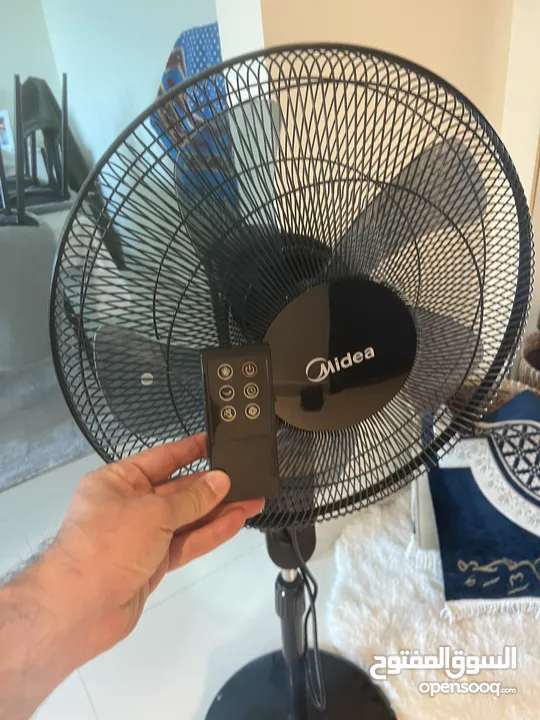 مروحة عامودية media مع ريموت للبيع a Fan for sale