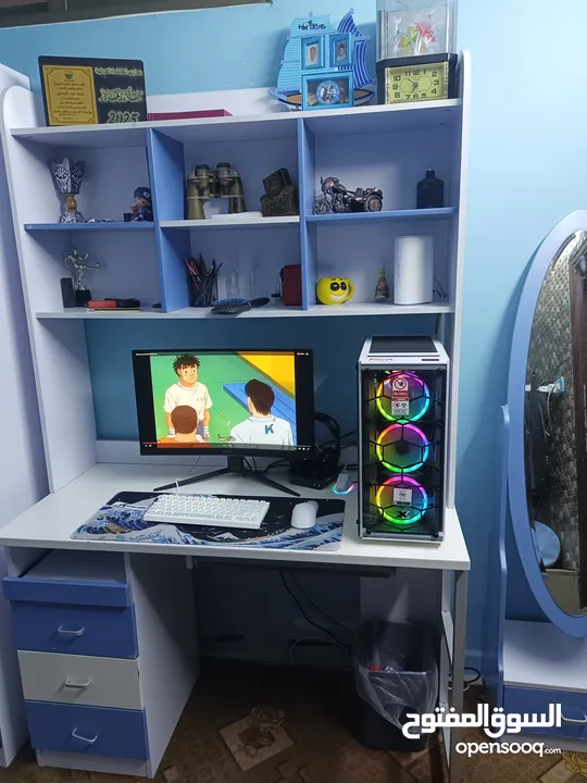 غرفة نوم شبابيه للبيع خزانه مع تخت مفرد ونص مع مكتب وكرسي مع مرايه ستاند