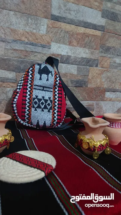 حقيبة يدوية مستوحاة من نقوش البادية وألوان الصحراء الأردنية
