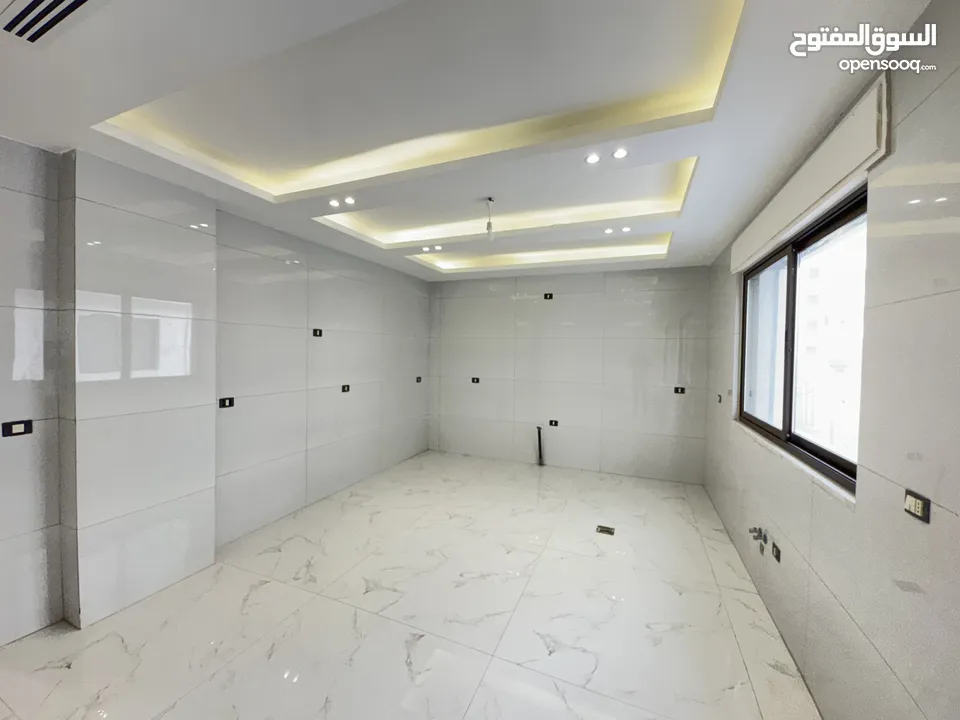 شقه شبه ارضي مميزة مساحة 240م مع تراس 200م بسعر مميز (مشروع 112)