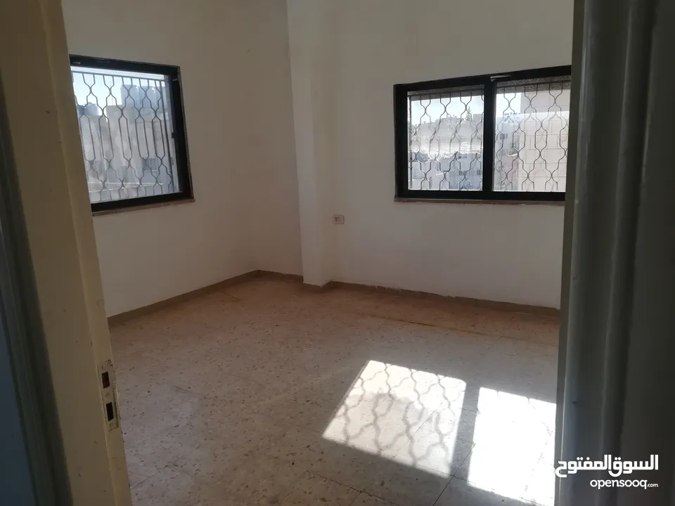 شقة  طابق ثالث للبيع في ضاحية الأمير حسن مساحة الشقة 136 متر مربع 3 غرف 2 حمام مطبخ صالون حرف L