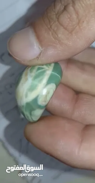 احجار كريمة خضراء حجر كريم اخضر حجر زمرد مع عروق بيضاء قص على شكل دمعة للخواتم والقلائد والاساور حسب