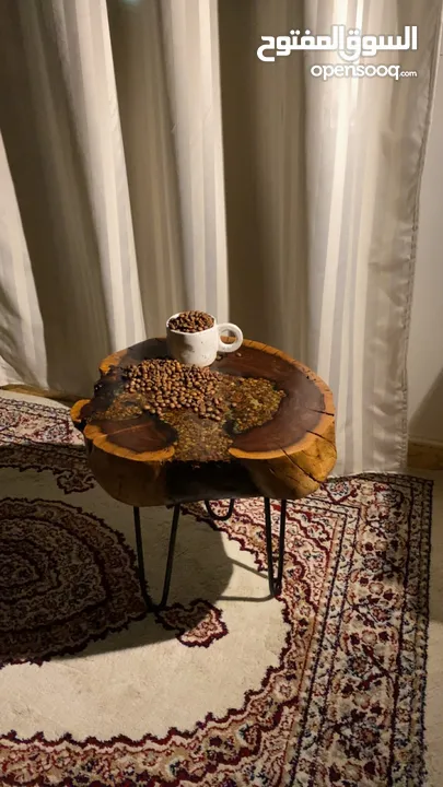 طاولة خشبيه مضاف اليهامادة الايبوكسي