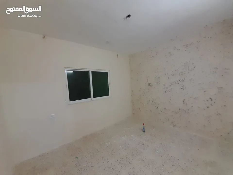 شقه للايجار لعائله صغيره تتكون من (( غرفتين + صاله  للقعده + حمام + مطبخ ))