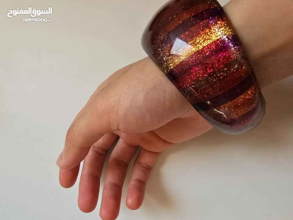 اساور زجاجية ملونة جميلة كبيرة
