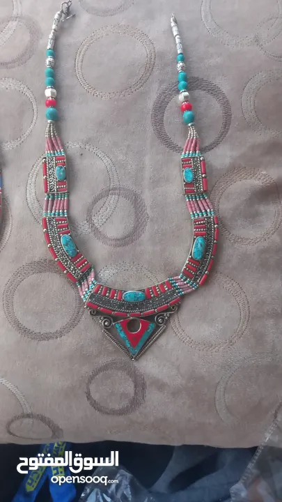عقود ( طوق ) شغل يدوي من الحجار الفيروز و المرجان و البيس