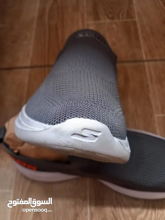 حذاء سهل الارتداء ماركة سكيتشر فيتنامي الصنع أصلي  قياس 42 لون سكني  go run للبيع skechers go runk