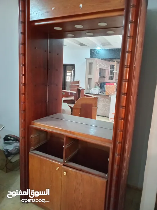 ديكور خشب بلوط يصلح لمحل عطور بصريات خلويات