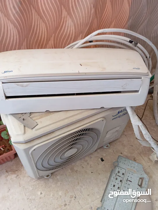 مكيف واحد طن بحاله جيده يعمل بشكل ممتاز موفر جدا