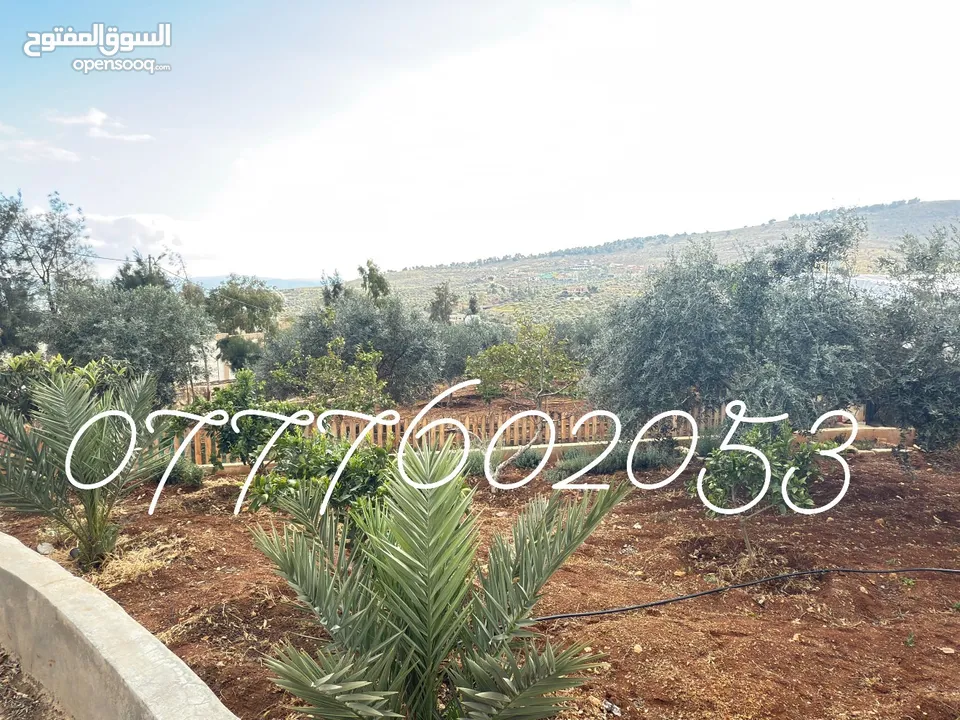 مزرعة لقطة مميزة مع بيت طابقين مطلة ومرتفعة