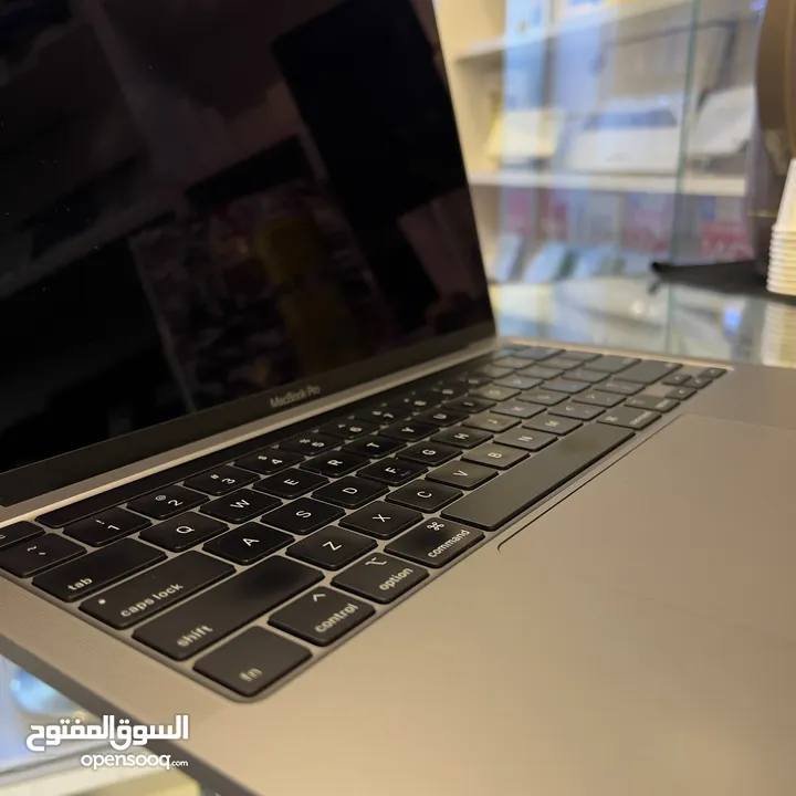 Model: MacBook Pro 2020  CPU: i7 SSD: 512GB  RAM:16GB Display: 13.3 inch  Battery: normal Times : 70