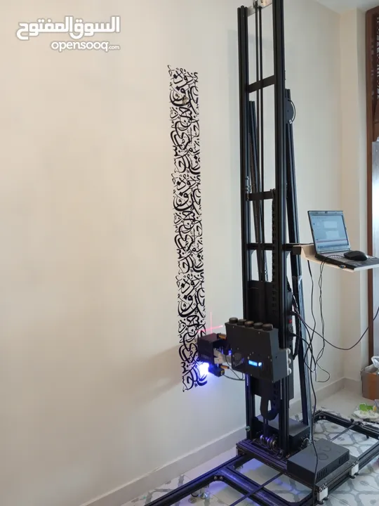 روبوت الطباعة على الحائط والجدران الداخلية والأسطح الزجاجية والخشبية