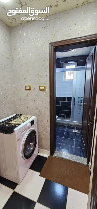 شقة مفروشة فاخرة للايجار مساحة 90 غرب شارع الجامعة ب 200م وشمال مسجد علياء التل