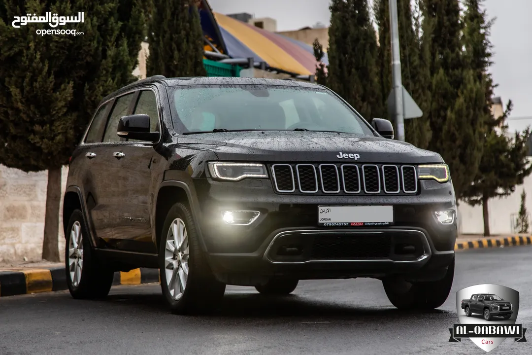 Jeep Grand Cherokee Limited 2017  السيارة وارد و صيانة الشركة و قطعت مسافة 142,000 كيلو متر