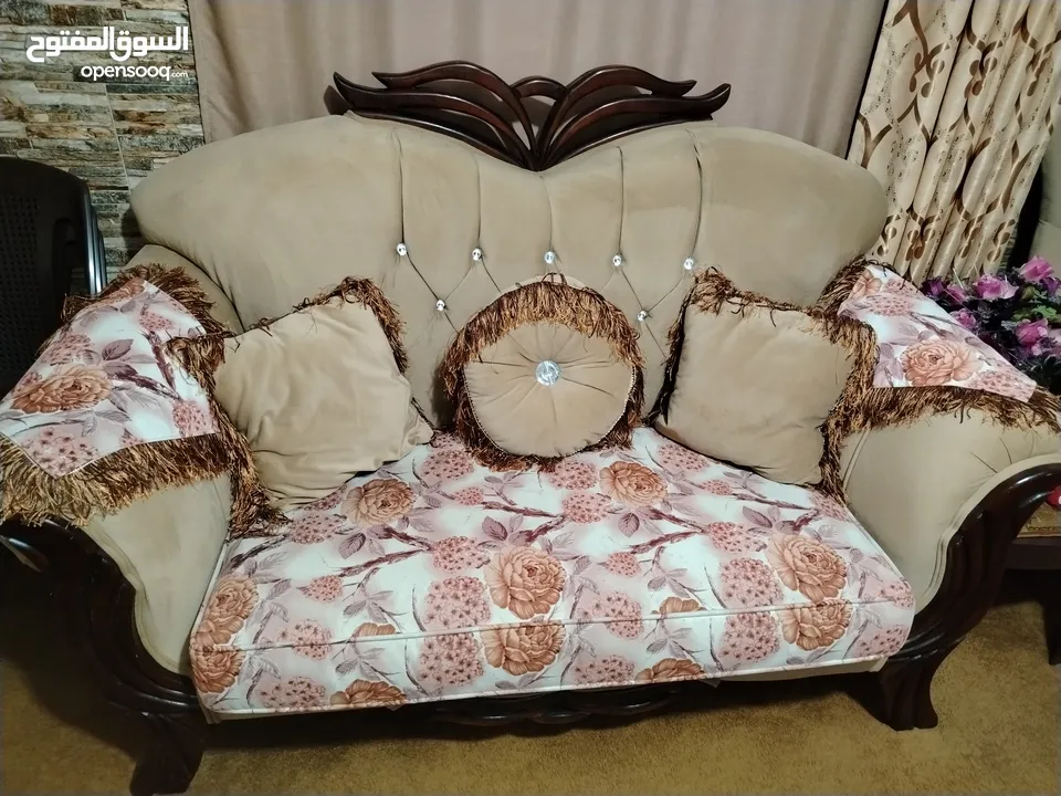 طقم كنبايات للبيع منظره فخم وحلو ونظيف بحال الوكاله ومريح بالجلوس مع طربيزات النص