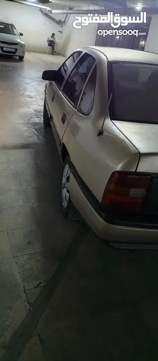 اوبل فيكترا موديل 1990 للبيع لون ذهبي