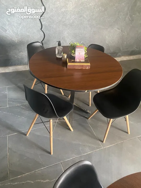 طاوله مع 4 كراسي