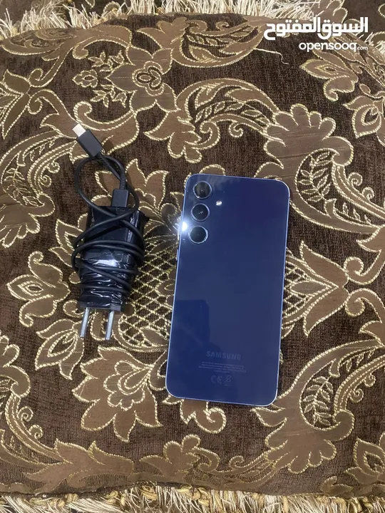 سامسونج  A55 5g وكاله كما موضح بصور للبيع او البدل علا ايفون ودفع فرق مني معو شاحن الاصلي سريع جدآ..