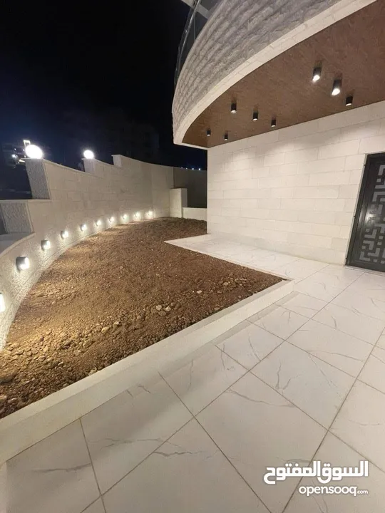 شقة ارضية للبيع في الجبيهة 150م2 + 140م2 ترسات خارجية (شقتين في الطابق) على 3 شوارع من المالك