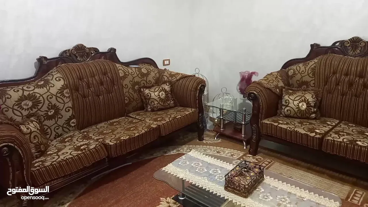 طقم كنب 7 مقاعد بحالة ممتازة