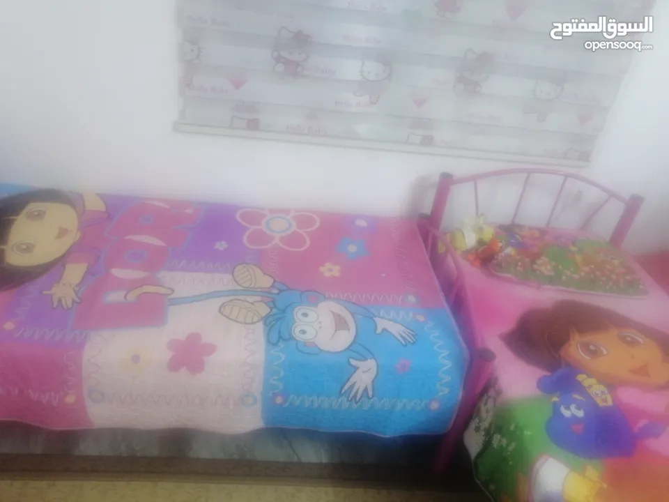 تخوت حديد لون زهري مع فرشات