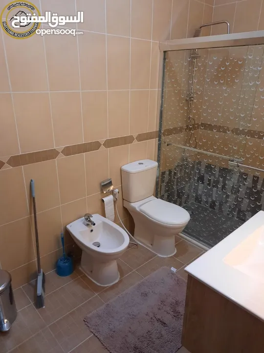 شقة مفروشة فاخرة للبيع في أم السماق الجنوبي  - خلف ال ( C-Town) طابق ثالث مع روف دوبلكس 290م