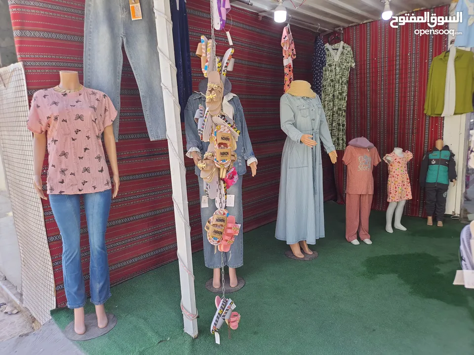 محل ألبسه للبيع مع كافة مستلزمات وديكور ولبضاعه او بيع الديكور ولبضاعه بدون المحل